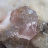 Fluorita con Stilbita-Ca (Estilbita-Ca)
Longitud cristal  4,5 mm.
(Autor: Félix Marcos)