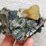 Fluorapatito, Arsenopirita, Topacio, Moscovita, Clorita
7,0 x 5,3 x 3,5 cm
(Autor: carles)