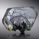Fluorapatito con inclusiones de Actinolita
7 x 2 x 5.5 cm
(Autor: Museo MIM)