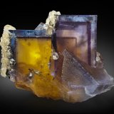 Fluorita con inclusiones de Calcopirita, Calcita
8.6 x 7.5 x 10.5 cm / Cristal principal: 8.8 cm.
(Autor: Museo MIM)