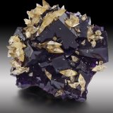 Fluorita, Calcita
10 x 9.5 x 6.5 cm / Cristal principal: 4.5 cm.
(Autor: Museo MIM)