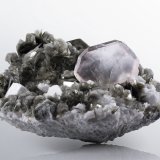 Fluorita en Mica con Ortoclasa
26 x 22 x 13.5 cm / cristal principal: 9 cm
(Autor: Museo MIM)