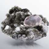 Fluorita en Mica con Ortoclasa
26 x 22 x 13.5 cm / cristal principal: 9 cm
(Autor: Museo MIM)