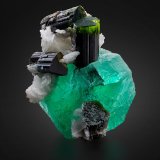 Fluorita con Turmalina (Grupo) y Albita (variedad cleavelandita)
6.5 x 6.5 x 8 cm / cristal principal: 6.1 cm
(Autor: Museo MIM)