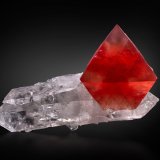 Fluorita en Cuarzo
21 x 13 x 9 cm / cristal principal: 10.8 cm
(Autor: Museo MIM)