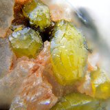 Mimetita sobre Cerusita
Campo de visión de 3 mm
(Autor: Antonio Carmona)