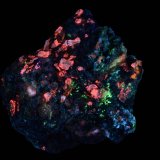 Tugtupita, Sodalita, Analcima, Chkalovita, Aegirina, Arfvedsonita.
75 x 75 x 50 mm
(Autor: UVmineral)