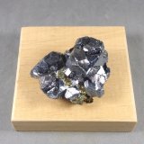 Galena, Pirita
4,2 x 3,4 x 2 cm. Cristal más grande 18 milímetros.
(Autor: J. G. Alcolea)