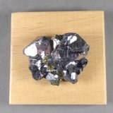 Galena, Pirita
4,2 x 3,4 x 2 cm. Cristal más grande 18 milímetros.
(Autor: J. G. Alcolea)