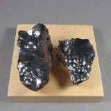 Goethita
(A) 4,4 x 2,9 x 2,5 cm.  (B) 6,2 x 3,5 x 2,8 cm.
(Autor: J. G. Alcolea)