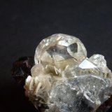 Berilo (variedad goshenita), Moscovita (Grupo Mica)
5 x 4 cm. la pieza,1 x 1 cm.. el cristal
(Autor: javier ruiz martin)