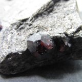 Almandino (Grupo Granate)
Cristal de 1 cm.
(Autor: prcantos)
