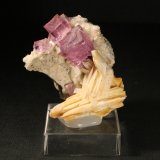 Fluorita y Barita
4,5 x 3,4 cm. (Cristal mayor: 1.1 cm).
(Autor: Darío Menéndez)