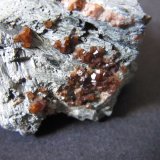 Andradita (Grupo Granate) y Hedenbergita
4 cm. ancho de campo
(Autor: prcantos)
