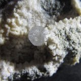 Analcima y Prehnita
Cristal de 6 x 6 mm.
(Autor: prcantos)