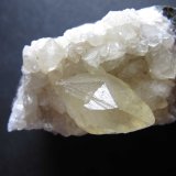 Calcita
6 x 2'5 cm.  Cristal de 2 x 1'2 cm.
(Autor: prcantos)
