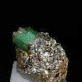 Berilo (variedad esmeralda) y Flogopita
Cristal de unos 2cm
(Autor: srm13151)