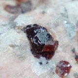 Almandino (grupo granate)
3 mm
(Autor: Iwok)