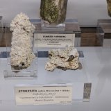 Stokesita en Microclina y Albita
La #9608# 7,4 x 2,5 x 2,3 cm. La #11434# 5,0 x 4,0 x 2,5 cm
(Autor: carles)
