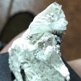 Stilbita-Ca (Estilbita-Ca), Cuarzo, Ortoclasa  y Spessartina (Espesartina)
Largo del cristal biterminado de Estilbita 1,2 cms.
(Autor: Gelo)
