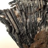 Stibnita (Estibina)
71,5 x 40 mm
(Autor: Sante Celiberti)