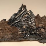 Stibnita (Estibina)
71,5 x 40 mm
(Autor: Sante Celiberti)