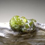 Andradita (variedad demantoide), Asbesto
80 x 32 mm
(Autor: Sante Celiberti)