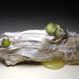 Andradita (variedad demantoide), Asbesto
80 x 32 mm
(Autor: Sante Celiberti)