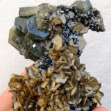 Siderita, Fluorapatito, Moscovita, Clorita, Topacio
7,2 x 5,5 x 3,2 cm.
(Autor: carles)