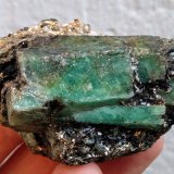 Berilo (variedad esmeralda), Flogopita (Grupo Mica)
6,0 x 4,2 cm
(Autor: carles)