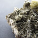Pirita, moscovita
4 mm. el agregado globular central
(Autor: prcantos)