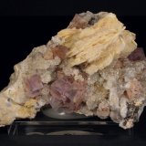 Fluorita y Barita
12 x 7 cm. (Cristal mayor de fluorita: 2 cm).
(Autor: Darío Menéndez)