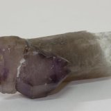 Cuarzo (variedad amatista), Cuarzo (variedad ahumado), Albita
82 x 28 x 28 mm
(Autor: carles)