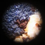 Azurita sobre Barita.
Campo de visión de unos 3 mm. aprox.
(Autor: Carles Rubio)