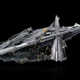 Kermesita con Pääkkönenita
14 x 5.5 x 4.5 cm / Cristal principal: 10.2 cm
(Autor: Museo MIM)