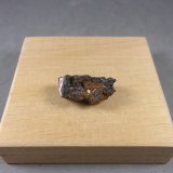 Krutaita
2,2 x 1,1 x 1 cm. 6,6 g. Cristales de menos de 1 milímetro.
(Autor: J. G. Alcolea)