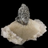 Löllingita y Arsenopirita en Dolomita y Calcita con un poco de Magnetita
11 x 14.5 x 9 cm / Cristal principal: 6.5 cm.
(Autor: Museo MIM)