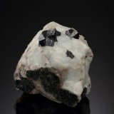 Loparita-(Ce)
3 x 2.5 x 3 cm / cristal principal: 0.9 cm
(Autor: Museo MIM)