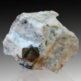 Loparita-(Ce)
6.5 x 4.5 x 4.5 cm / Cristal principal: 1.2 cm.
(Autor: Museo MIM)