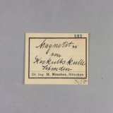 _Magnetita, etiqueta.
8,1 × 5,3 × 3,7 cm.
(Autor: J. G. Alcolea)