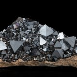 Magnetita
15 x 8.5 x 4.5 cm / Cristal principal: 2.3 cm
(Autor: Museo MIM)