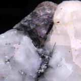 Stibnita (Estibina) y Fluorita
2 x 2 cm. zona foto
(Autor: Calita)