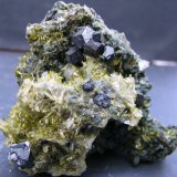 Andradita (variedad melanita), Clinozoisita
65 x 57 x 39 mm.
(Autor: José Luis Zamora)