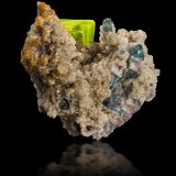 Meta-autunita [Meta-autunite] sobre 'lepidolita' ['lepidolite'] y Cookeíta [Cookeite] con Turmalina [Tourmaline] (Grupo)
7 x 4 x 6.5 cm / cristal principal: 2.2 cm
(Autor: Museo MIM)