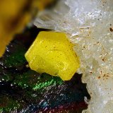Mimetita sobre goethita y cerusita
Campo de visión de 8 mm
(Autor: Antonio Carmona)