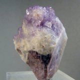 Cuarzo (variedad amatista) y Cuarzo (variedad silex)
Medida: 4,6 x 3,6 x 2,3 cms
(Autor: Joan Martinez Bruguera)