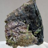 Schorlo-Dravita (Serie), Epidota y Axinita-(Fe)
Medida: 4,0 x 3,2 x 1,2 cms
(Autor: Joan Martinez Bruguera)