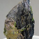 Schorlo-Dravita (Serie), Epidota y Axinita-(Fe)
Medida: 4,0 x 3,2 x 1,2 cms
(Autor: Joan Martinez Bruguera)