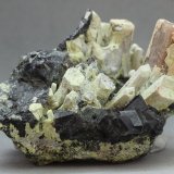 Nefelina y Schorlomita
56x36x32mm
(Autor: Juan Espino)