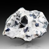 Neptunita [Neptunite] (maclada) con Benitoíta [Benitoite] en Natrolita [Natrolite]
8.5 x 6.5 x 3 cm / cristal principal: 2.4 cm
(Autor: Museo MIM)